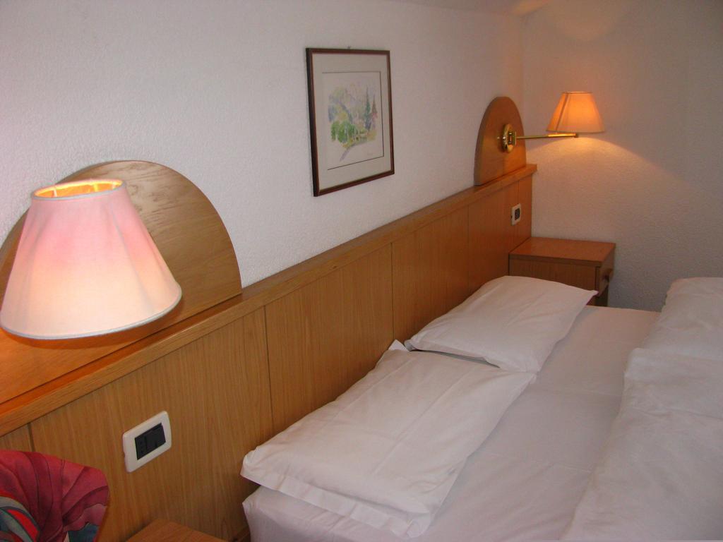 Hotel Garnì Nès Crépes Pozza di Fassa Habitación foto