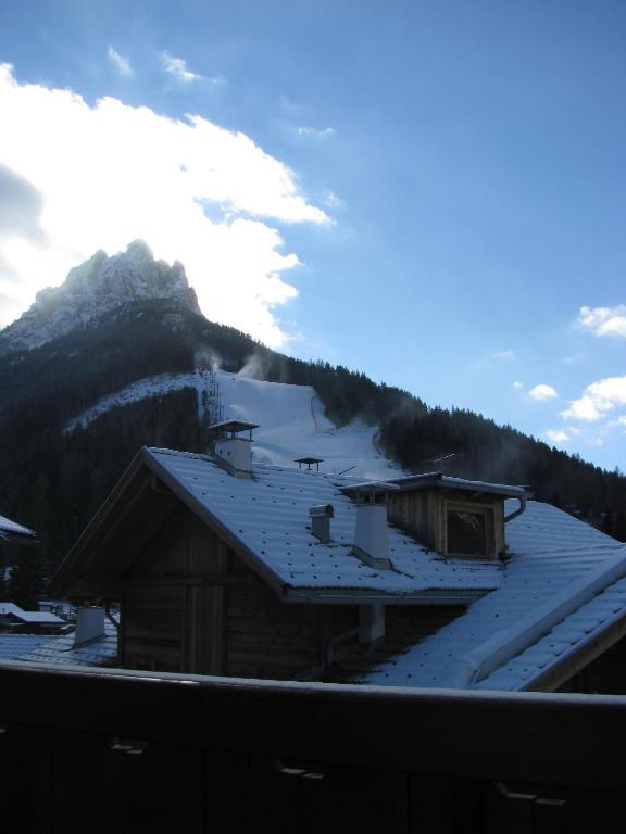 Hotel Garnì Nès Crépes Pozza di Fassa Exterior foto